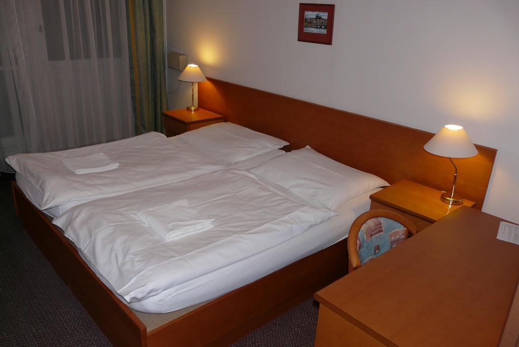 Cmc Residence & Conference Inn Celakovice Room photo